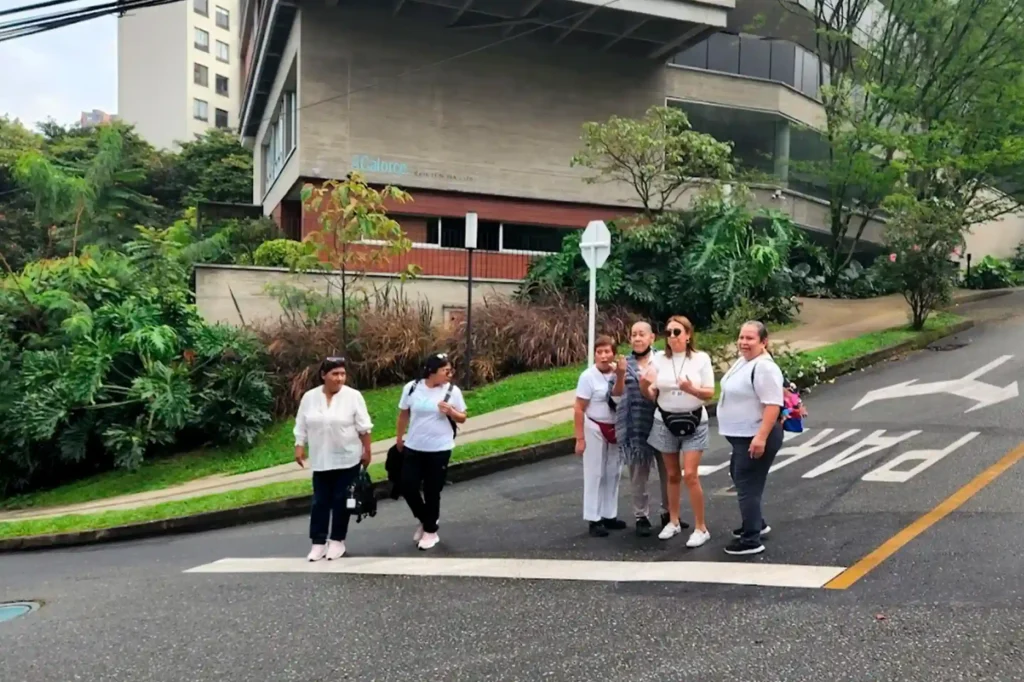 Tours y caminatas en El Poblado Medellín: huéspedes de Café Hotel explorando la zona turística y residencial de la ciudad.