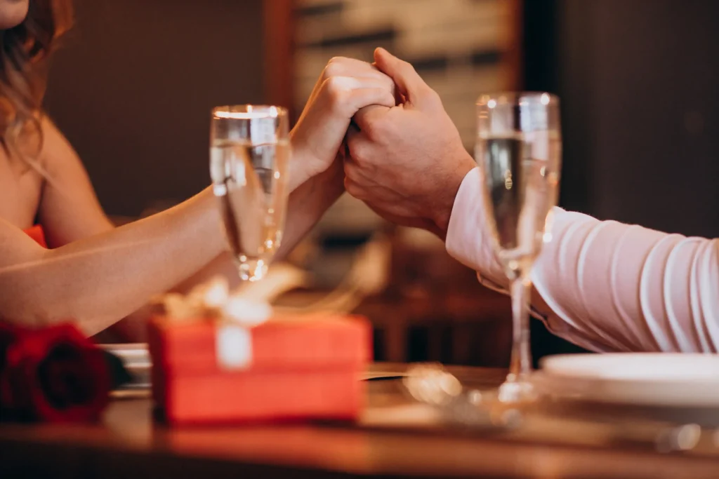 Celebración de aniversario y cena romántica en El Poblado, Medellín, con el Plan Sentimientos de Café Hotel.