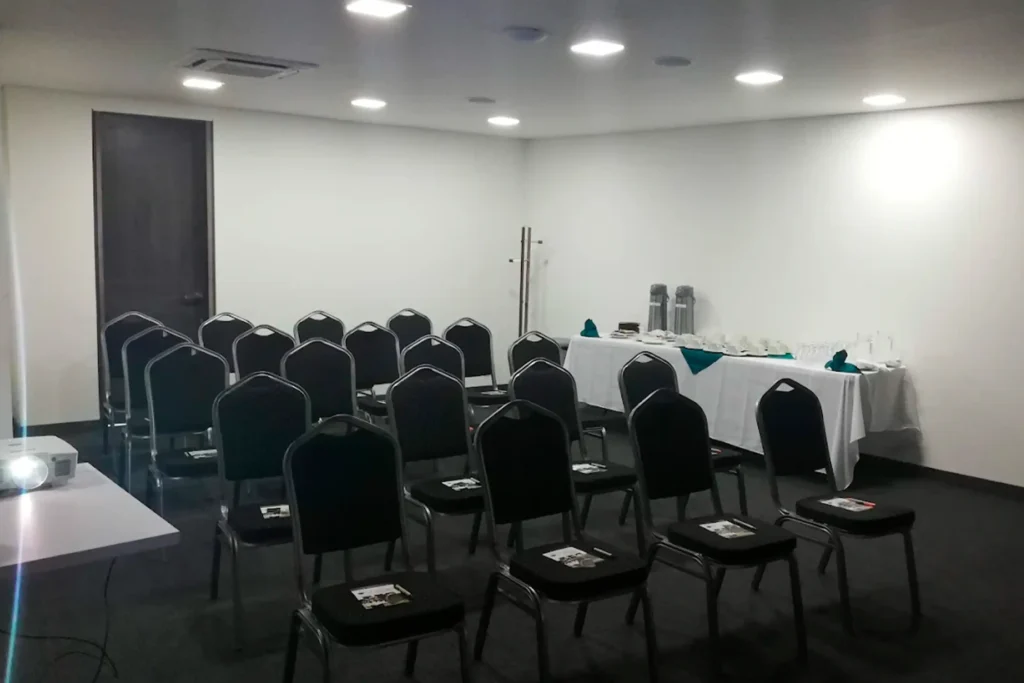 Salas de juntas en El Poblado equipadas para talleres y conferencias con servicio de catering y ayudas audiovisuales.