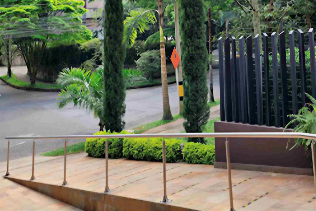 Hotel con acceso para discapacitados en El Poblado, Medellín: entrada accesible y segura en Café Hotel cerca de zonas verdes.