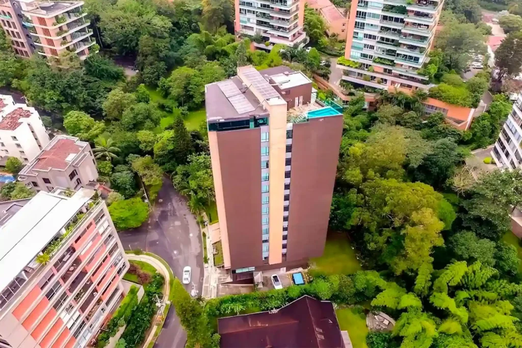 Hotel en Medellín cerca de la naturaleza: Ubicación de Café Hotel en El Poblado, un refugio verde y silencioso en la ciudad.