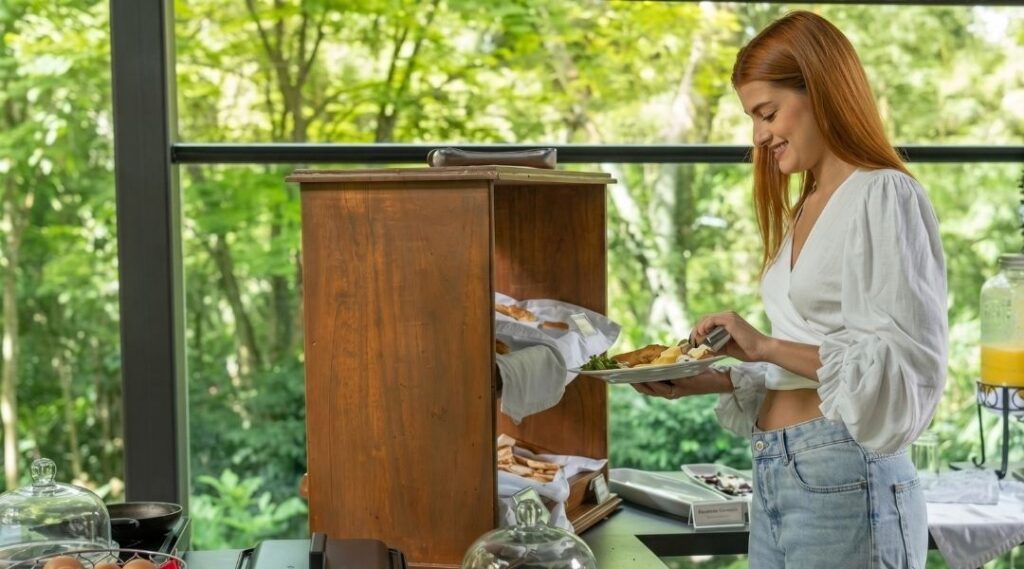 Mother's Day Package in Medellín at Café Hotel: a stay with a premium breakfast buffet at a restaurant surrounded by nature.