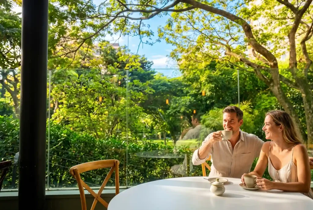 Pareja tomando cafe en terraza con jardin de Cafe Hotel Medellin El Poblado