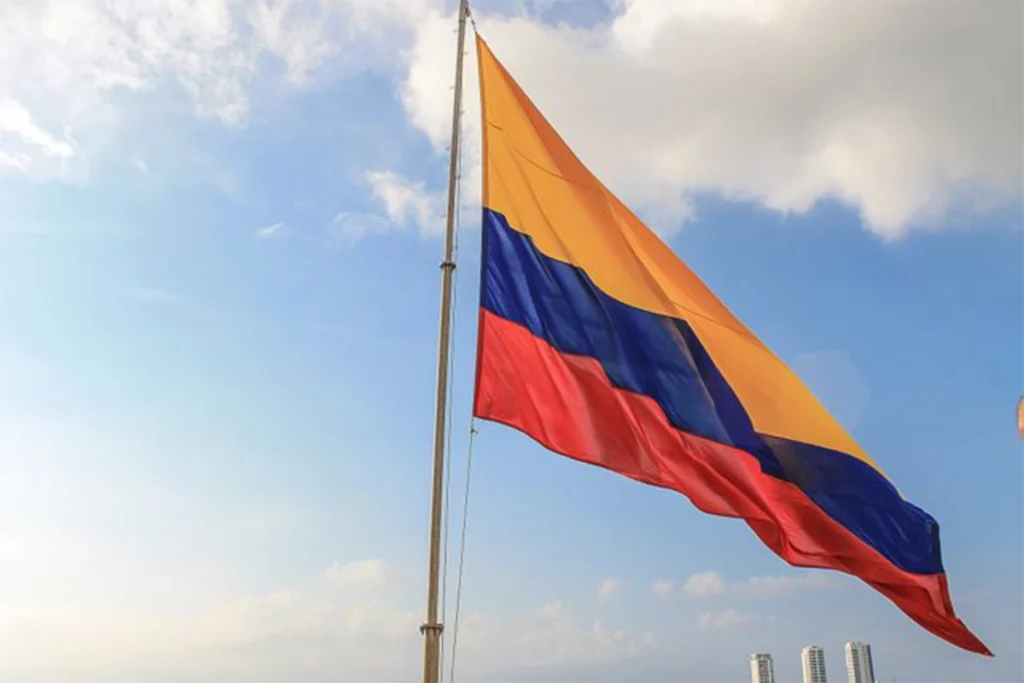 Bandera de Colombia ondeando en asta durante el 20 de julio.