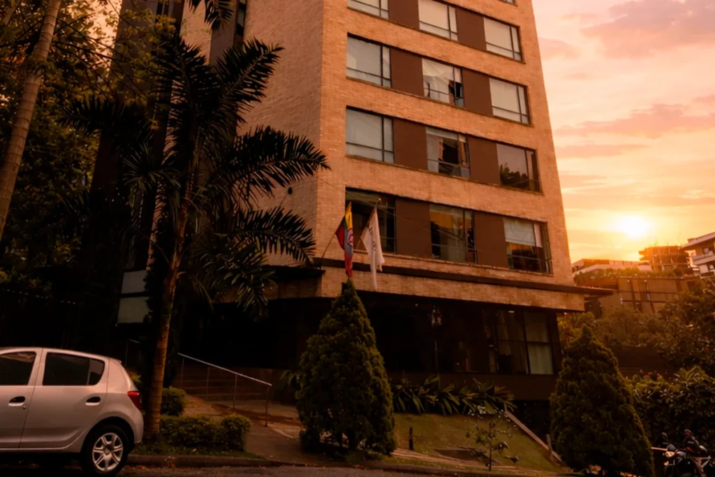 Fachada exterior de Café Hotel al atardecer en El Poblado, Medellín.
