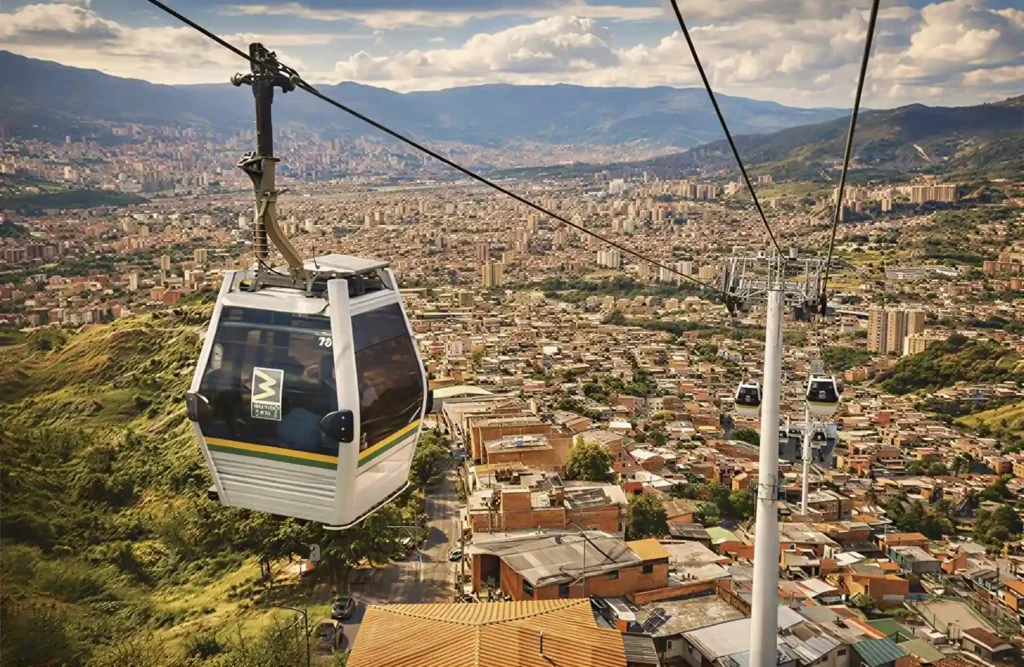Cabina del Metrocable con vista panorámica de Medellín desde las alturas