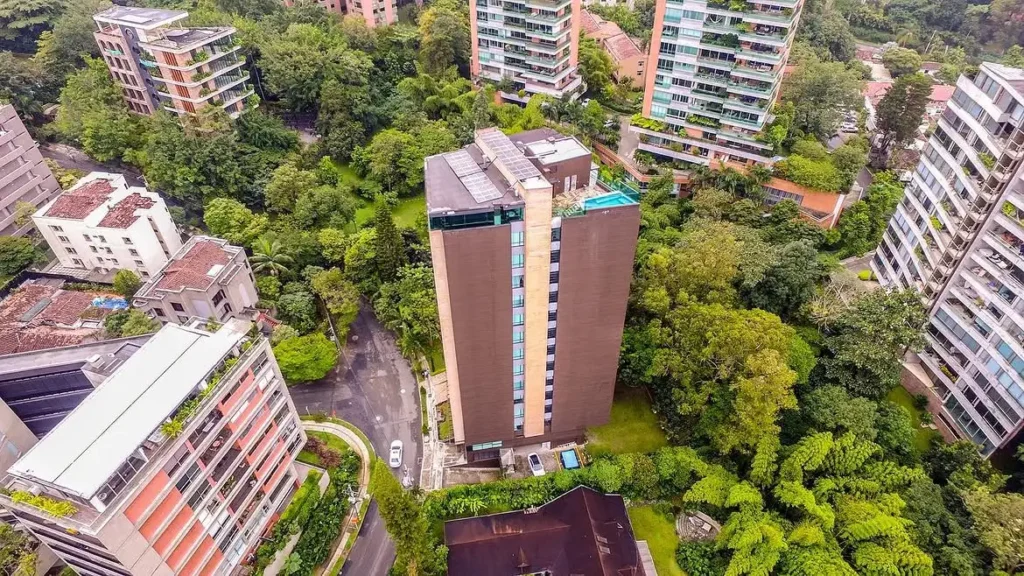 Vista aérea de Café Hotel rodeado de vegetación en El Poblado, Medellín